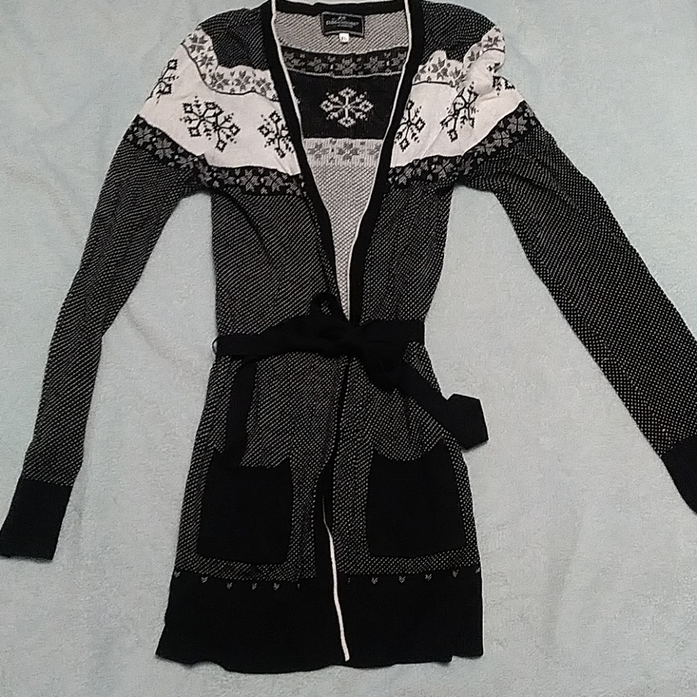 Cute winter sweater, fits medium
